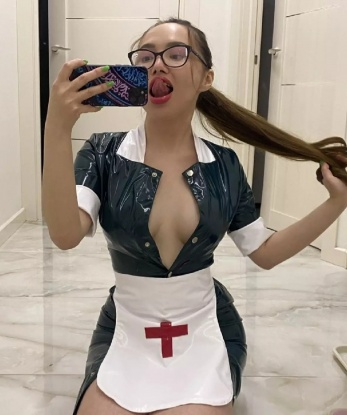 Я креативная и открытая к новым идеям, всегда стараюсь удовлетворить все твои фантазии. В моих услугах включено все, что ты мог бы пожелать: классический и оральный секс, массаж и многое другое. Я с удовольствием приглашу тебя в уютную квартиру в Москве, где мы сможем полностью расслабиться и насладиться друг другом. Подтверждают мои возможности и отзывы моих довольных клиентов. А еще, вот несколько фото для тебя 😘🔥. Жду встречи с нетерпением, чтобы сделать нашу встречу незабываемой! 2571, 23 года